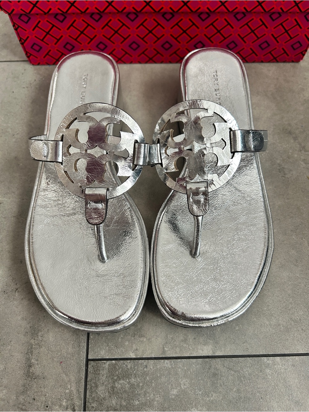 NEW Tory Burch Silver Metallic Miller Wedge Sandals 6.5 - Picture 3 of 9